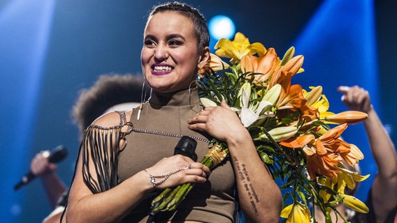 Die finnische ESC-Teilnehmerin Sandhja mit Blumen im Arm. © Mikka Varila (YLE) Foto: Mikka Varila (YLE)