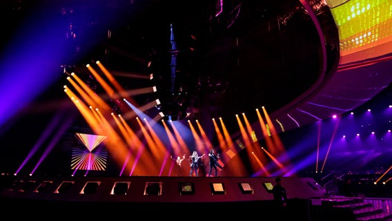 Valentina & Jimmie performen "Spirit Of The Night" auf der Bühne in Kiew. © Eurovision.tv Foto: Thomas Hanses