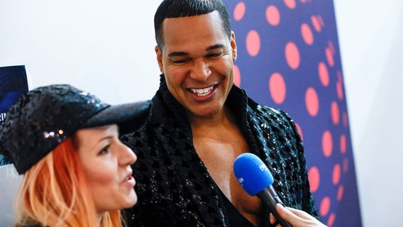 Valentina Monetta & Jimmie Wilson im Backstage-Bereich des Messezentrums in Kiew. © Eurovision.tv Foto: Andres Putting