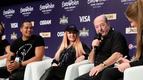 Valentina Monetta & Jimmie Wilson im Backstage-Bereich mit Ralf Siegel. © eurovision.tv Foto: Andres Putting