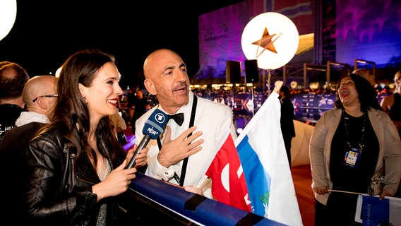 Serhat und Alina Stiegler auf dem roten Teppich in Tel Aviv.  