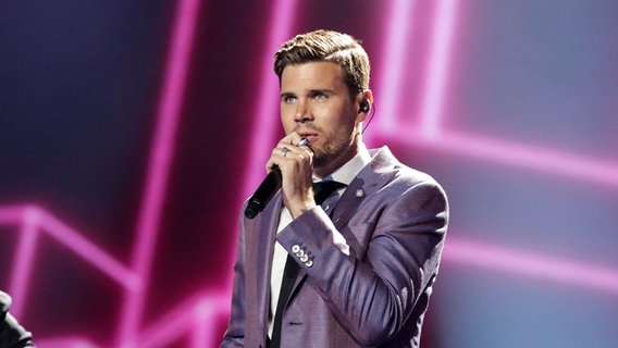 Robin Bengtsson bringt sein "I Can't Go On" laufend auf die Bühne. © Eurovision.tv Foto: Thomas Hanses