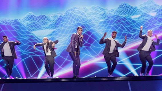 Robin Bengtsson bringt sein "I Can't Go On" laufend auf die Bühne. © Eurovision.tv Foto: Thomas Hanses