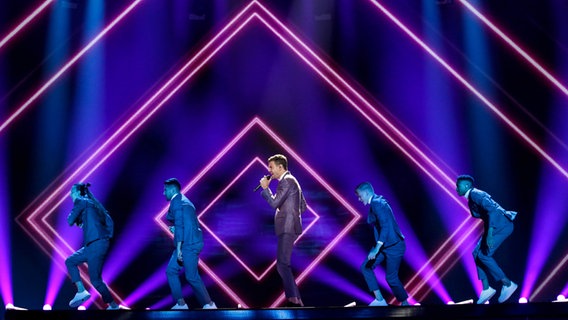 Robin Bengtsson bringt sein "I Can't Go On" laufend auf die Bühne. © Eurovision.tv Foto: Thomas Hanses