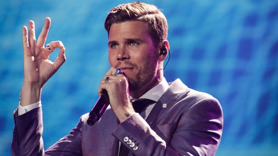 Robin Bengtsson bringt sein "I Can't Go On" laufend auf die Bühne. © Eurovision.tv Foto: Thomas Hanses