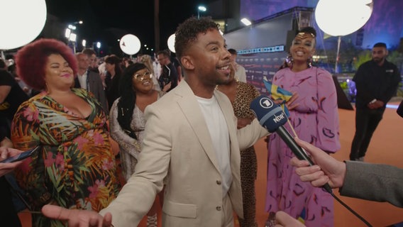 John Lundvik aus Schweden auf dem Orange Carpet  