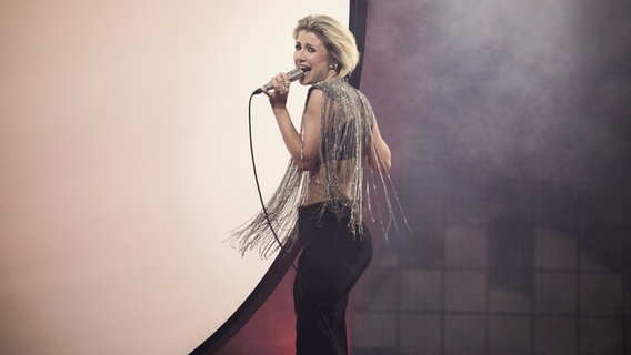 Die Sängerin Cornelia Jakobs auf der ESC-Bühne in Turin. © EBU Foto: Corinne Cumming