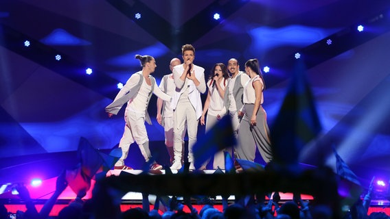 Robin Stjernberg und Tänzer auf der Bühne beim ESC 2013. © NDR Foto: Rolf Klatt