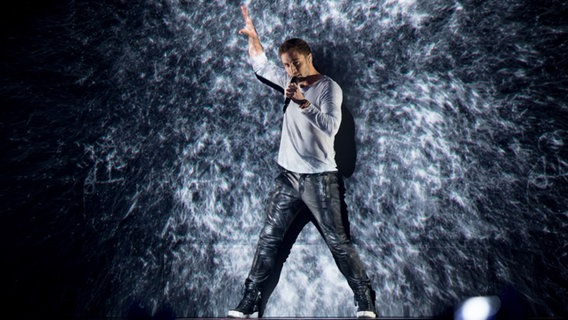 Måns Zelmerlöw auf der ESC-Bühne in Wien. © NDR Foto: Rolf Klatt