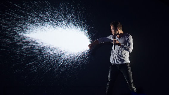 Måns Zelmerlöw auf der ESC-Bühne in Wien. © NDR Foto: Rolf Klatt