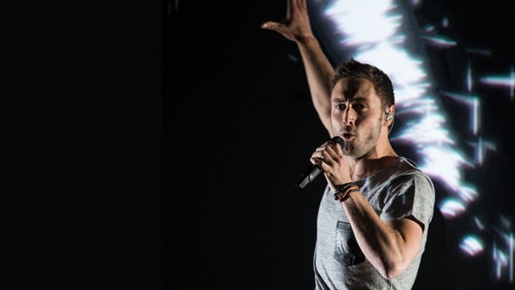 Måns Zelmerlöw auf der ESC-Bühne in Wien. © NDR Foto: Rolf Klatt