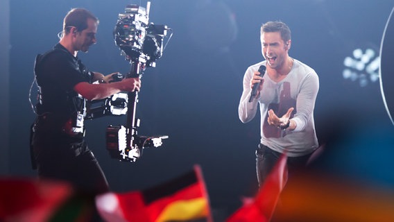 Måns Zelmerlöw auf der ESC-Bühne in Wien. © NDR Foto: Rolf Klatt