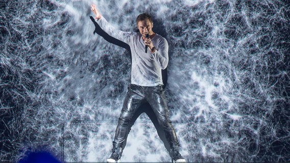 Måns Zelmerlöw auf der ESC-Bühne in Wien. © NDR Foto: Rolf Klatt