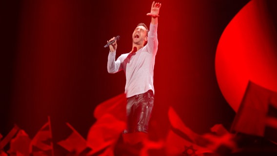 Måns Zelmerlöw auf der ESC-Bühne in Wien. © NDR Foto: Rolf Klatt