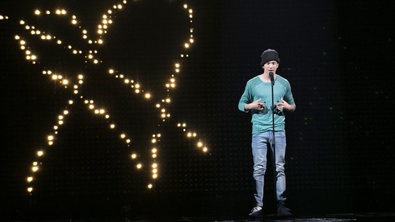 Frans vor einer LED-Wand mit einem Herz. © eurovision.tv Foto: Andres Putting (EBU)