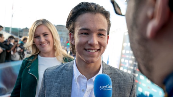 Der schwedische Sänger Frans auf dem roten Teppich bei der Eröffnungszeremonie des Eurovision Song Contest. © eurovision.tv/Andres Putting Foto: Andres Putting