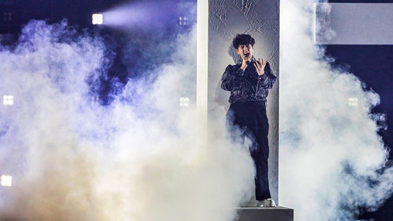 Der Sänger Gjon's Tears auf der ESC-Bühne in Rotterdam im zweiten Halbfinale © EBU Foto: Thomas Hanses