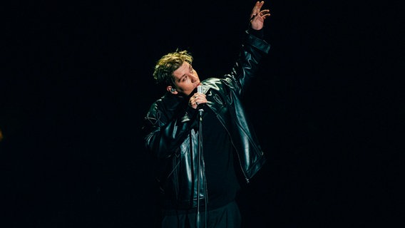 Der Sänger Marius Bear auf der ESC-Bühne in Turin. © EBU Foto: Sarah Louise Bennett