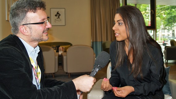 Die Schweizerin Mélanie René beim Interview mit Irving Wolther. Die Schweizerin Mélanie René beim Interview mit Irving Wolther.