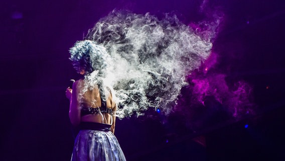 Rykka zaubert Raucheffekte auf die Bühne. © eurovision.tv Foto: Anna Velikova (EBU)