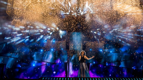 Rykka arbeitet mit Feuerwerk auf der Probenbühne. © eurovision.tv Foto: Anna Velikova (EBU)