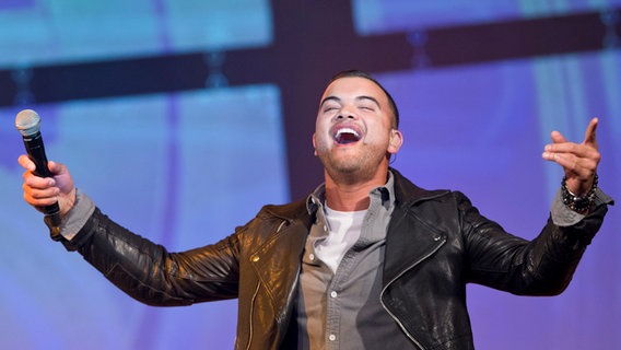 Guy Sebastian aus Australien singt bei Eurovision in Concert in Amsterdam © NDR Foto: Rolf Klatt