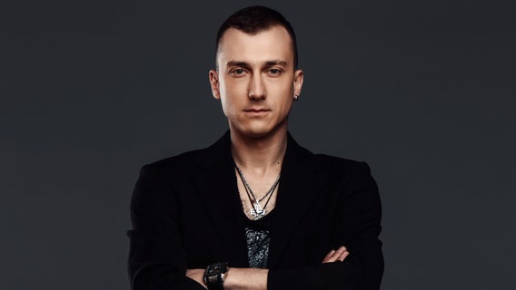 Percussionist Alexandar Radulović vertritt als Mitglied von Sanja Ilić & Balkanika Serbien beim Eurovision Song Contest 2018.  