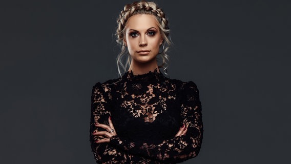 Sängerin Nevena Paripović vertritt als Mitglied von Sanja Ilić & Balkanika Serbien beim Eurovision Song Contest 2018.  