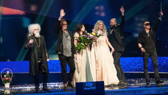 Sanja Ilić & Balkanika auf der Bühne nach ihrem Sieg beim serbischen ESC-Vorentscheid "Beovizija" 2018. Sanja Ilić & Balkanika auf der Bühne nach ihrem Sieg beim serbischen ESC-Vorentscheid "Beovizija" 2018.