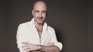 Der türkische Sänger Serhat im weißen Hemd © Klaus Roethliesberger 