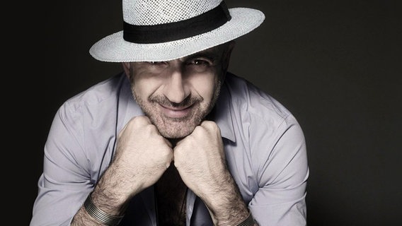Der türkische Sänger Serhat trägt einen weißen Hut © Klaus Roethliesberger 