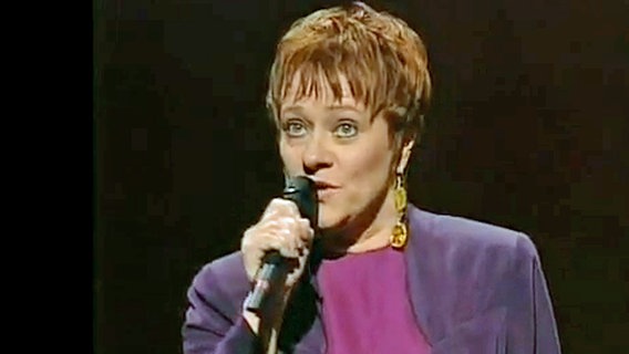 Silvi Vrait bei ihrem Auftritt 1994 im Finale des ESC in Dublin.  