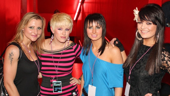 Sinéad Mulvey (rechts, in schwarz) mit der Girlie-Band Black Daisy kurz vor ihrem Auftritt bei der Eurovision Preview Party in London. © NDR Online Foto: Patricia Batlle