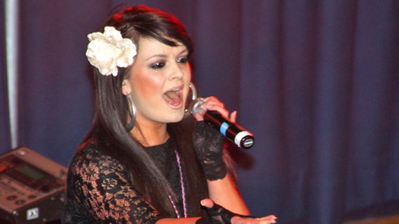 Sinéad Mulvey aus Irland rockt in London bei der Eurovision Preview Party. © NDR Online Foto: Patricia Batlle