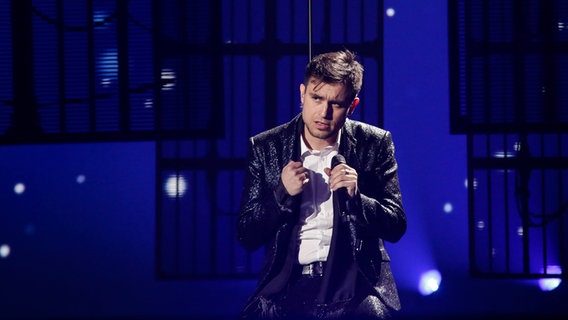 Omar Naber auf der Bühne im Messezentrum in Kiew. © Eurovision.tv Foto: Thomas Hanses