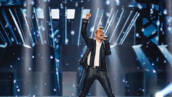 Omar Naber performt "On My Way" auf der ESC-Bühne in Kiew. © Eurovision.tv Foto: Andres Putting