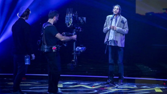 Salvador Sobral singt im Finale des "Festival da Canção". © Imago 