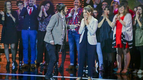 Salvador Sobral zusammen mit seiner Schwester Luísa im Finale des "Festival da Canção". © Imago 