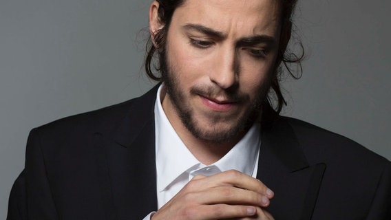 Portugals ESC-Teilnehmer Salvador Sobral im Porträt. © RTP 