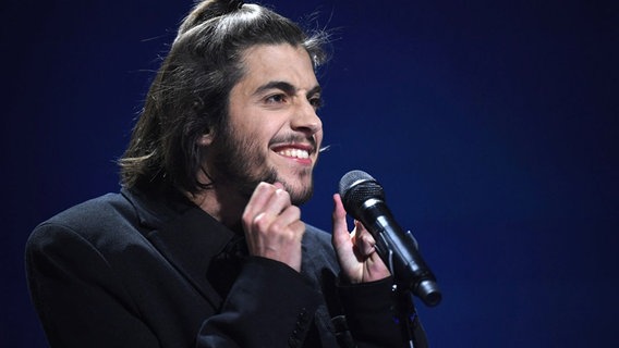 Der Portugiese Salvador Sobral im ersten ESC-Halbfinale © dpa Bildfunk Foto: Julian Stratenschulte