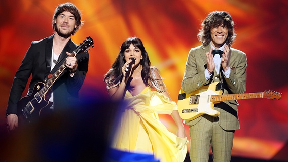 El Sueño de Morfeo und zwei Bandmitglieder auf der Bühne beim ESC 2013. © NDR Foto: Rolf Klatt