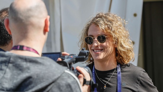 Manel Navarro kommt im ESC-Backstage-Bereich in Kiew an. © Eurovision.tv Foto: Andres Putting