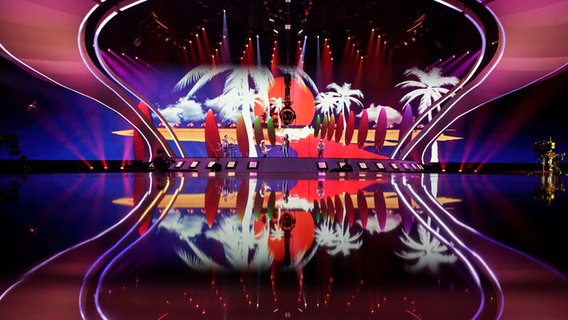 Manel Navarro mit "Do It For Your Lover" auf der ESC-Bühne in Kiew. © Eurovision.tv Foto: Thomas Hanses