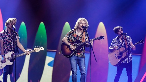 Manel Navarro mit "Do It For Your Lover" auf der ESC-Bühne in Kiew. © Eurovision.tv Foto: Thomas Hanses