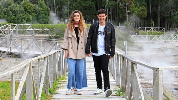 Für einen Videodreh besuchen Amaia und Alfred, die spanischen ESC-Kandidaten, heiße Thermal- und Schwefelquellen auf den Azoren. © RTVE 