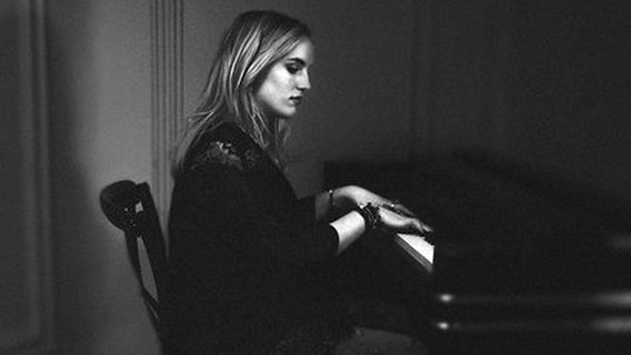 Schwarz-Weiß-Foto der irischen ESC-Teilnehmerin 2015 Molly Sterling am Klavier. © RTE 