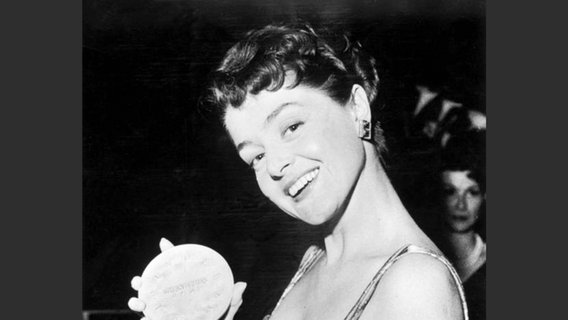 Teddy Scholten beim Grand Prix 1959. Die Niedeländerin gewann mit "Een beetje". © eurovision.tv 