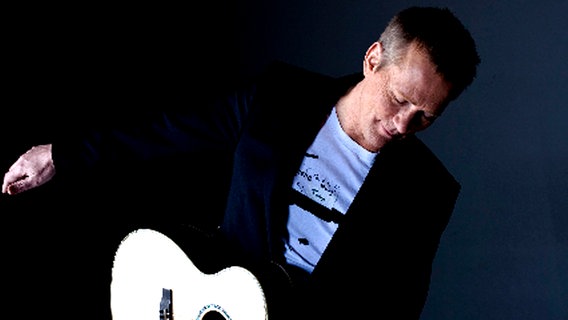 Jaap de Witte spielt bei den 3JS Akustik-Gitarre © eurovision.tv Foto: Rogier Jaarsma