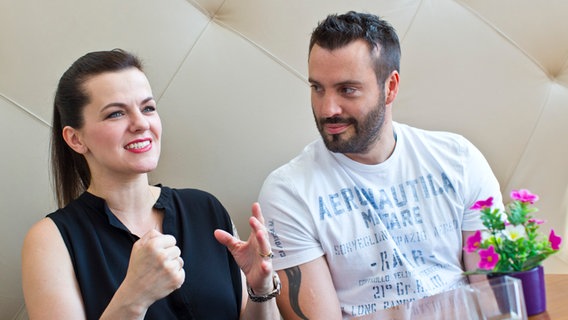 Die tschechischen Teilnehmer Marta Jandová & Václav Noid Bárta im Interview mit eurovision.de © NDR Foto: Rolf Klatt