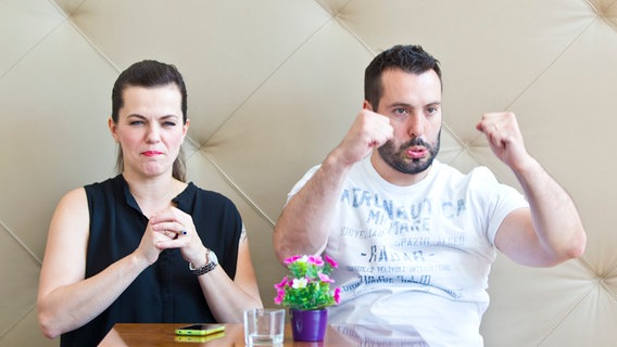 Die tschechischen Teilnehmer Marta Jandová & Václav Noid Bárta im Interview mit eurovision.de © NDR Foto: Rolf Klatt
